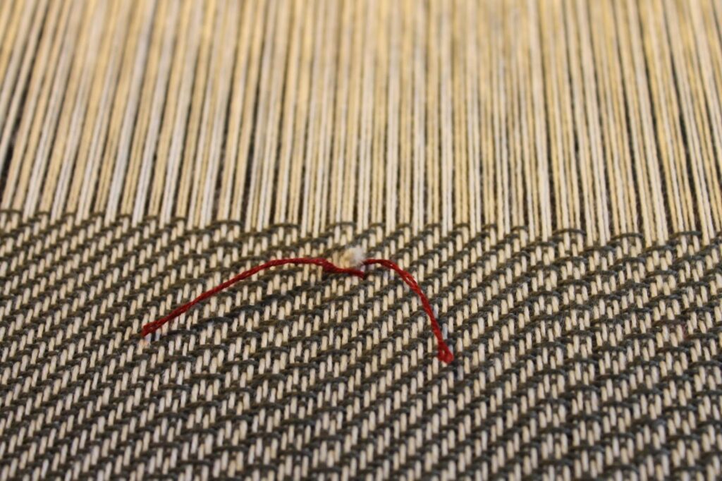 marking weaving mistake while the cloth is on the loom