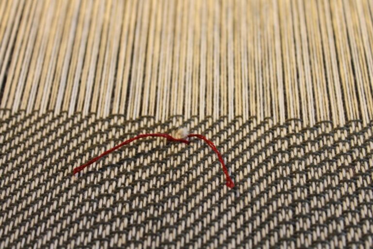 marking weaving mistake while the cloth is on the loom