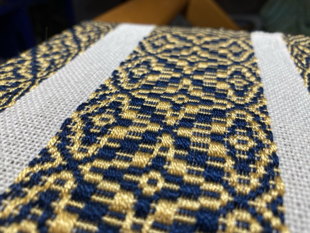overshot threading woven on opposites